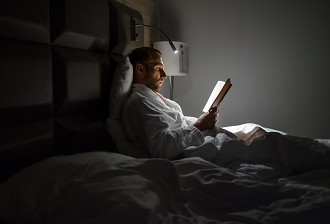 Un neurocientífico inglés confirma que leer un libro antes de ir a dormir reduce el estrés en un 68%